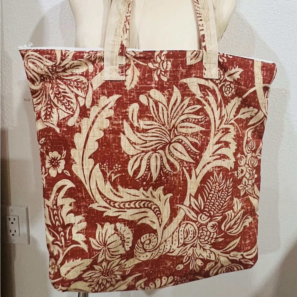NWOT Hand made in Hawaii Floral Red and Cream Tote Bag with Zipper Top Closure